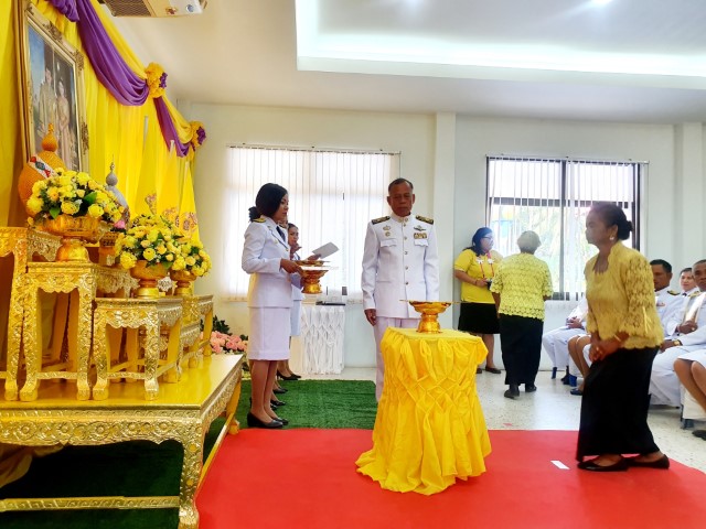 พิธีรับพระราชทานพระบรมฉายาลักษณ์ พระบาทสมเด็จพระเจ้าอยู่หัวและสมเด็จพระนางเจ้าฯ พระบรมราชินี